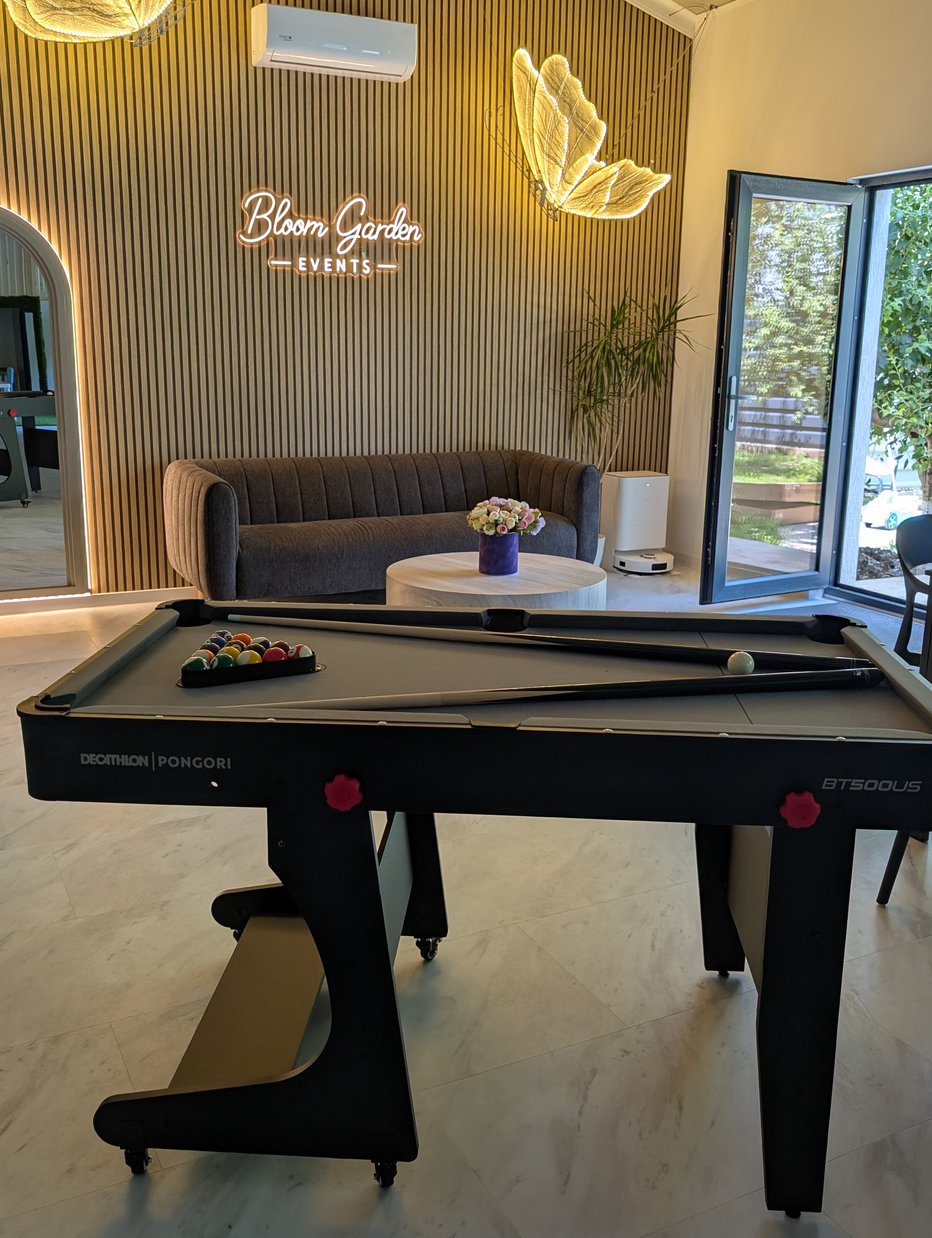 Masă de biliard în interior