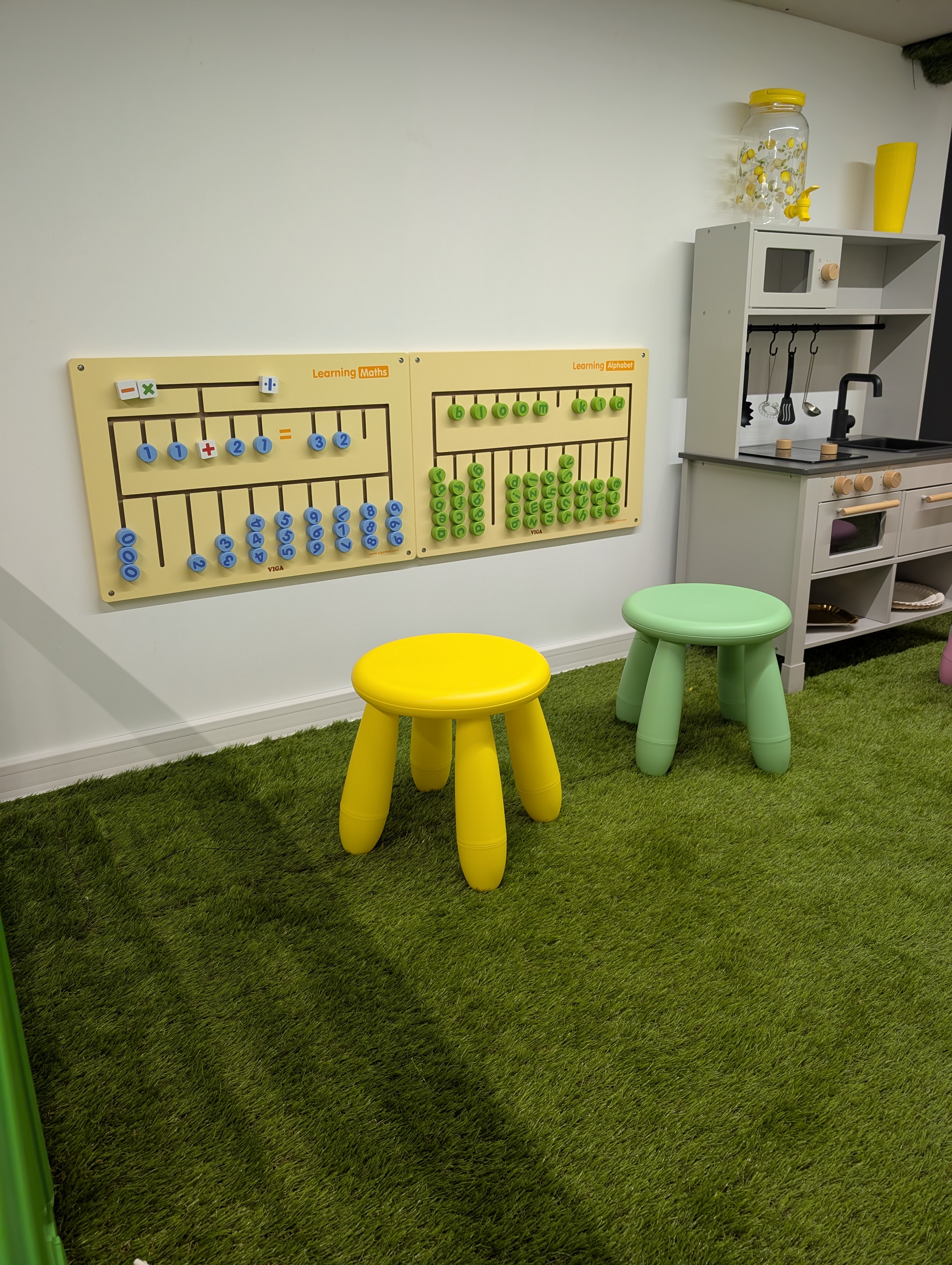 Colțul educativ cu table Montessori și bucătărie de jucărie