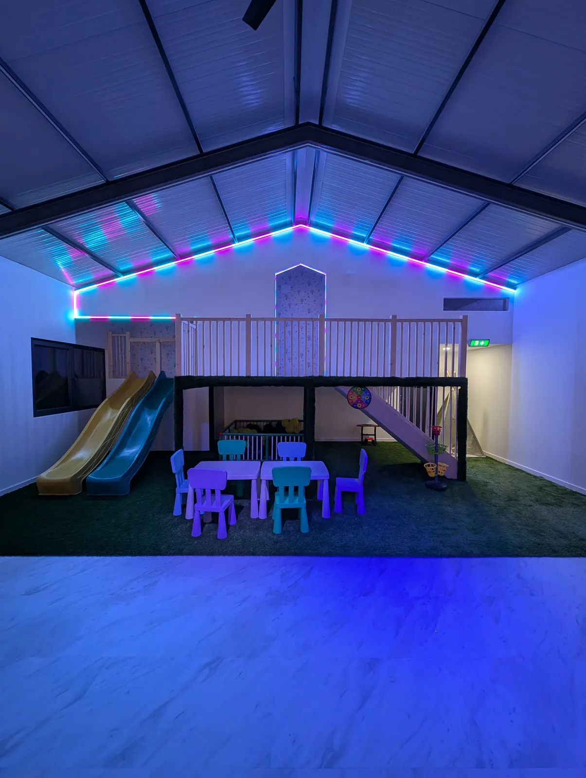 Zona de joacă interioară cu lumini RGB